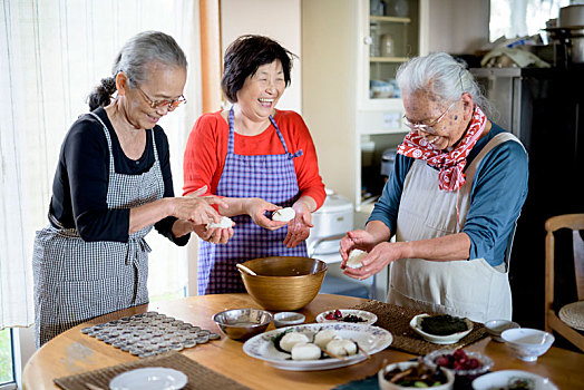 三个,老年女性,站立,圆,桌子,厨房,制作,寿司
