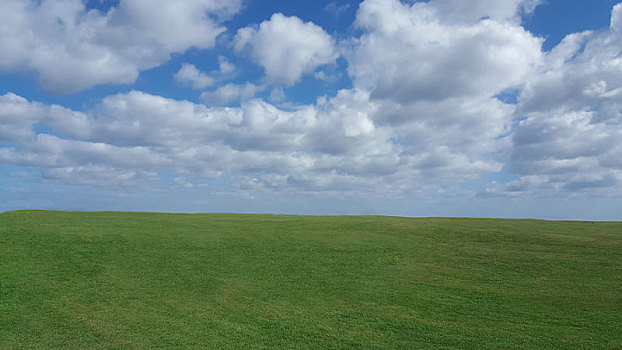 英国苏格兰圣安德鲁斯蓝天白云与草地