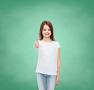 广告,手势,教育,孩子,人,微笑,小女孩,白色,t恤,展示,竖大拇指,上方,绿色,棋盘,背景