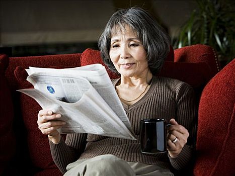老年,女人,读,报纸,沙发