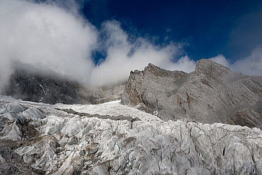 云南玉龙雪山近景