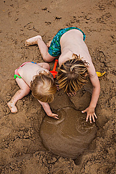俯拍,两个,小孩,玩,沙子,海滩,孩子,夏天