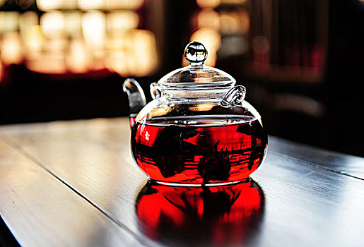 中国浙江西塘古镇河畔露天茶馆的玻璃茶壶