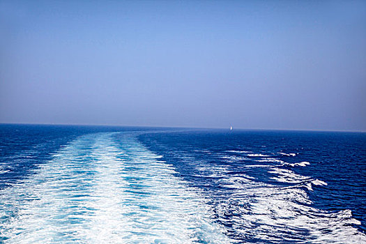 希腊雅典航行在海洋岛屿之间的游船