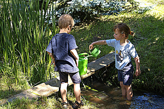 溪流,孩子,水,洒水壶,玩,男孩,女孩,4-5岁,两个,朋友,兄弟姐妹,休闲,活动,游戏,夏天,户外,花园,自然,板,桥,晴朗,影子