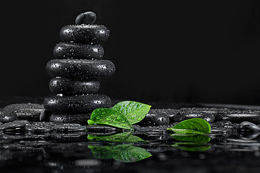 放在桌子上的spa能量石