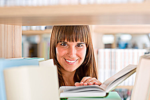 学生,图书馆,愉悦,女人,拿着,书本,站立,书架