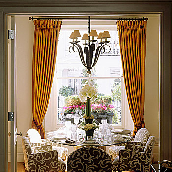 桌面布置,正面,窗,褶皱,黄色,帘,吊灯,悬挂,中间