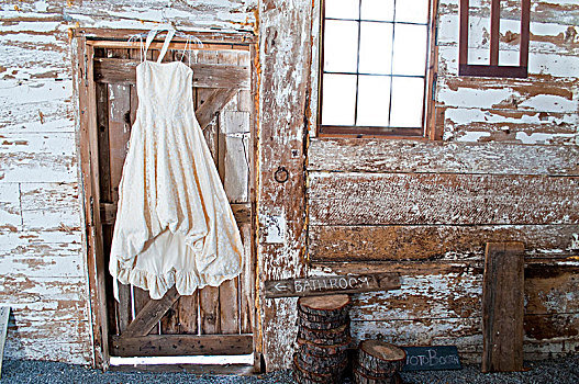 旧式,婚纱,悬挂,谷仓,门