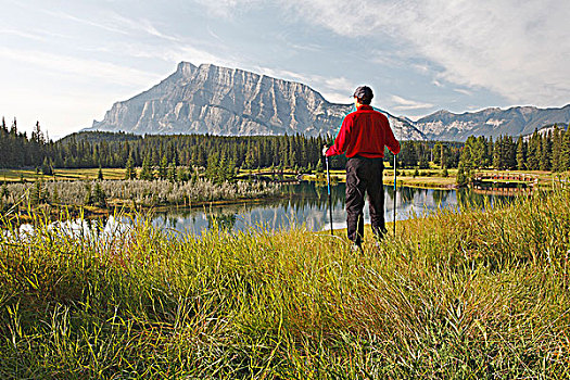 中年,男性,远足者,水塘,远眺,山,班芙国家公园,加拿大