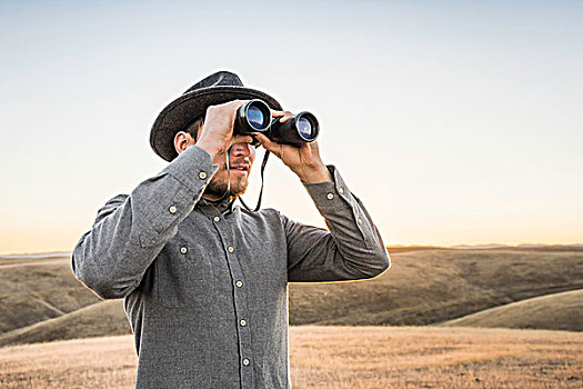 男人,看穿,双筒望远镜,草原,山,加利福尼亚,美国