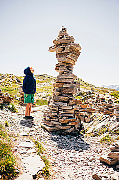 男孩,站立,一堆,石头,仰视,瑞士