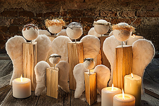圣诞装饰,多,手工制作,天使,老,木桌子,照亮,白色,蜡烛,正面,砖墙