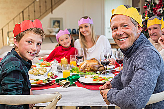 微笑,大家庭,派对帽,餐桌