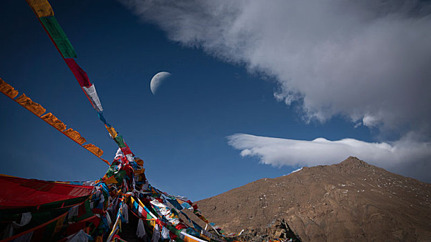 蓝天白云下的经幡和月亮西藏,祈福,tibetan,prayer,flags,white,clouds,blue,sky,and,mountains