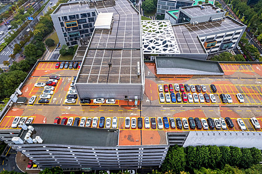 阿里巴巴集团杭州总部,楼顶上有个停车场