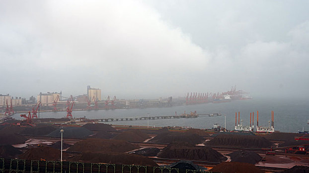 山东省日照市,海上风云突变,顷刻间暴雨来袭,港口生产未受影响