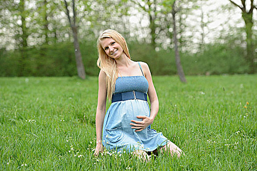年轻,孕妇,跪着,草地
