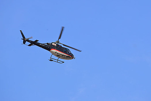 尼泊尔上空的直升机