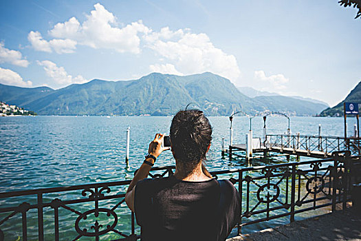 后视图,中年,女人,摄影,智能手机,湖,卢加诺,瑞士
