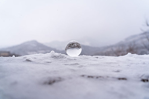 八达岭长城雪中的玻璃球