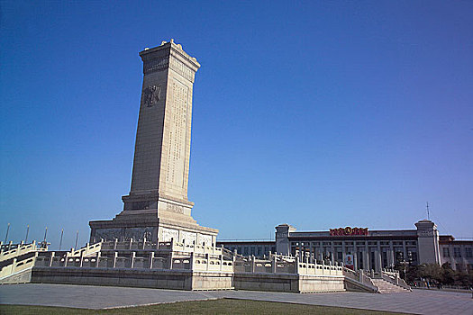 北京天安门广场上的人民英雄纪念碑与中国历史博物馆