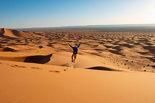 男青年,走,沙丘,风景,却比沙丘,梅如卡,撒哈拉沙漠,摩洛哥,非洲