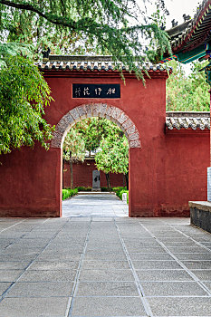 中国河南省洛阳市白马寺红墙庙门建筑景观