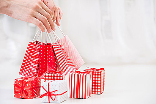 女性,拿着,红色,礼品袋,靠近,礼盒,购物,假日,概念