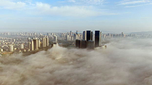 一觉醒来发现城市漂浮在云端,海边平流雾奇观太震撼