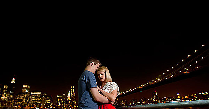 年轻,情侣,搂抱,公园,布鲁克林大桥,纽约,美国