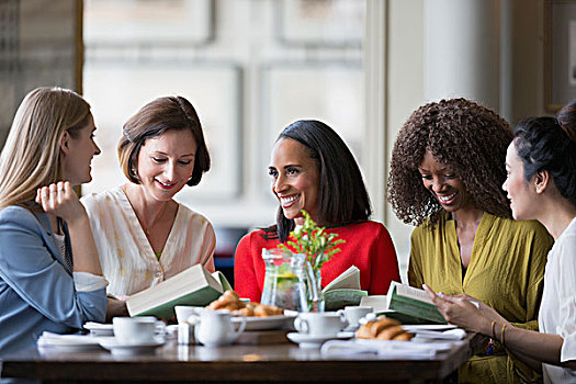 女人,朋友,讨论,书友会,书本,餐厅桌子
