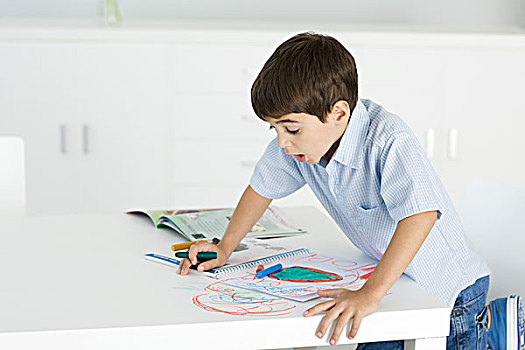 男孩,靠着,桌子,拿着,蜡笔画,彩色,绘画,纸