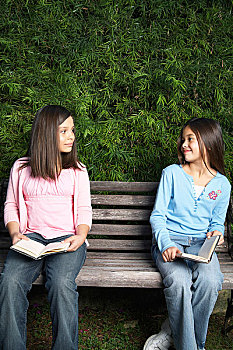 两个女孩,坐,公园长椅