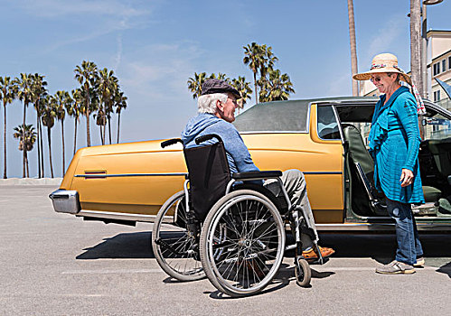 老年,女人,交谈,丈夫,轮椅,老爷车,威尼斯海滩,加利福尼亚,美国