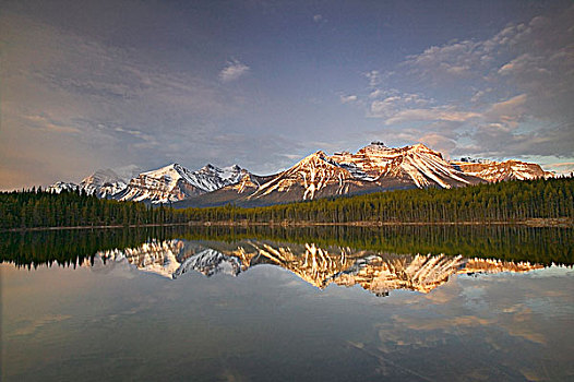 赫伯特湖,山脉,班芙国家公园,艾伯塔省,加拿大