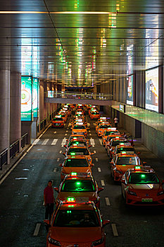 户外拍摄三亚凤凰国际机场外出租车车龙