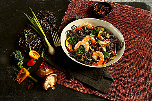 虾,黑色,面条,辣椒,蘑菇,蔬菜