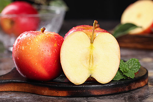 木板上的火箭苹果和切面的樱桃小苹果