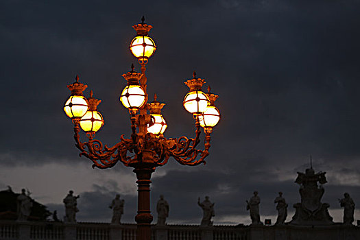 梵蒂冈圣彼得广场路灯与柱廊雕像