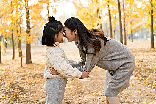 母女二人秋游漫步銀杏林