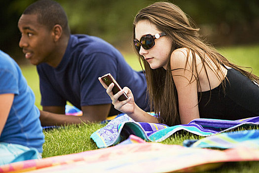 青少年,草丛,发短信,手机