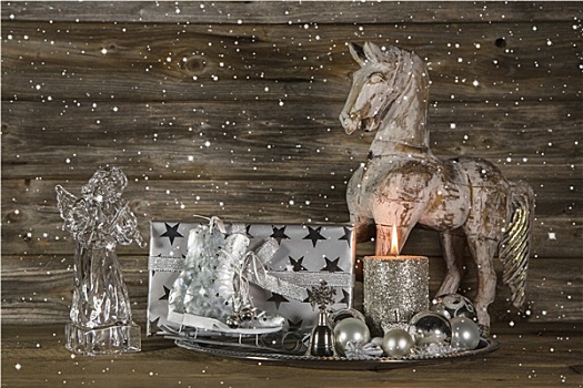 银,米色,圣诞装饰,礼物,天使,马,蜡烛,木质背景