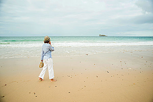 成年,女人,漫步,海滩,交谈,智能手机,布列塔尼半岛,法国