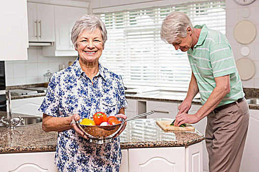 老年,女人,展示,滤器,蔬菜