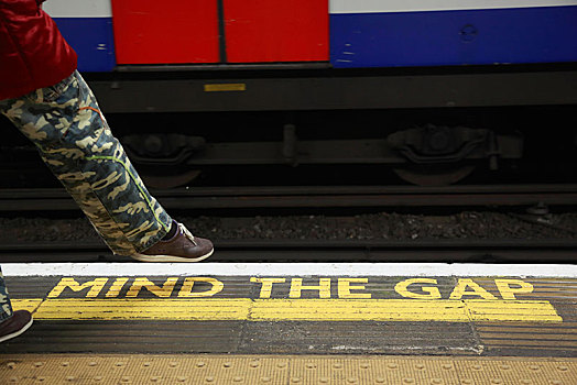 黄色,标记,间隙,地面,车站,伦敦,地铁,一个人,穿,军事,短裤,脚步,轨道,区域,英格兰,英国,欧洲