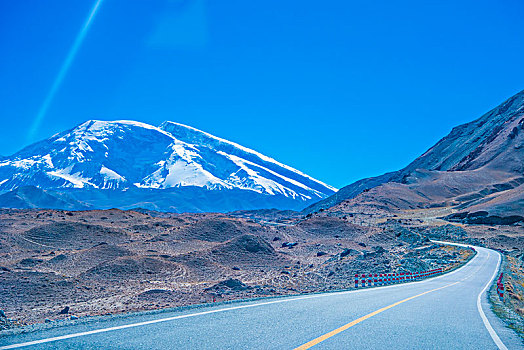 新疆,雪山,蓝天,公路