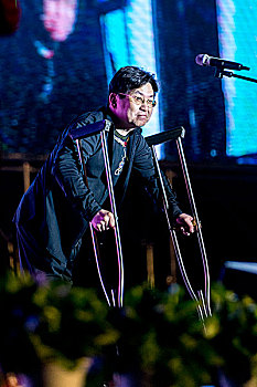 台湾歌手郑智化小儿麻痹后遗症拄双拐唱歌