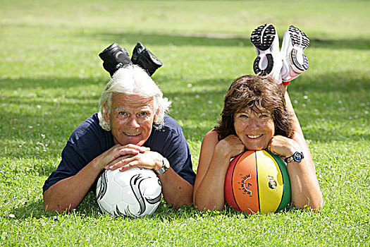微笑,老年,夫妻,两个,球,躺着,草地,爱尔福特,图林根州,德国,欧洲
