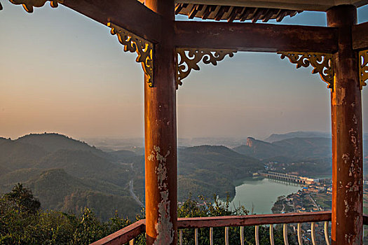 山,丹霞,河流,蓝天,黄昏,大气,亭子,凉亭,雕梁画柱透视,水电站,村庄,驴友,旅行,地质公园,丹霞地貌,绿色,灌木,树,草,水潭,素材,平面设计